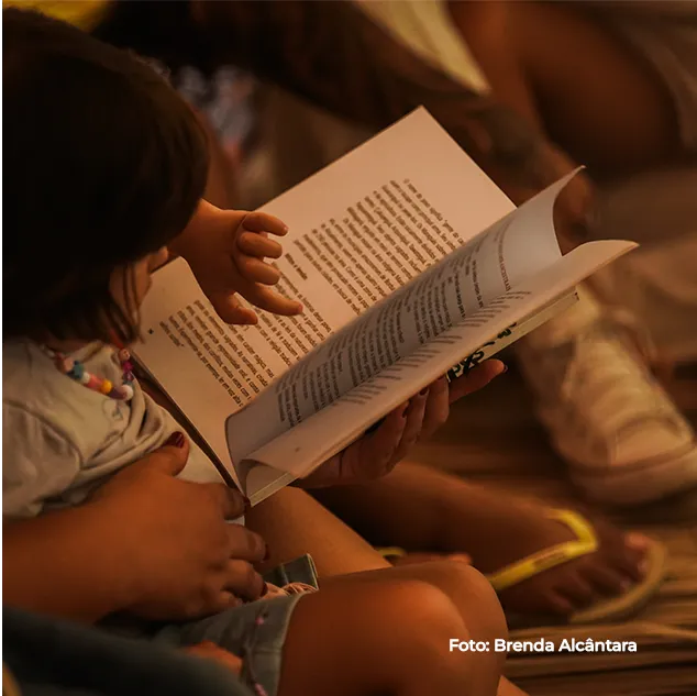 Crianças leem um livro juntas
