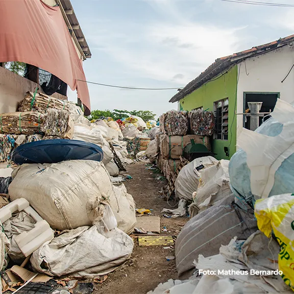 Galpão de triagem com fardos de resíduos recicláveis