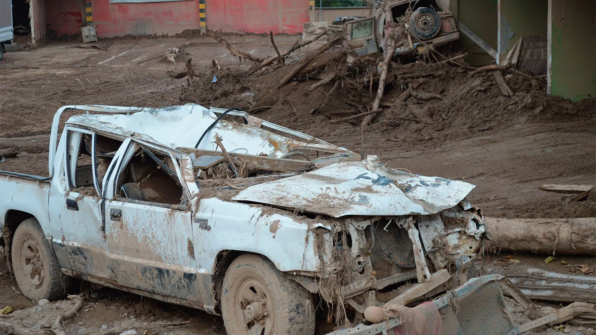 Caminhonete destruída em meio à lama depois da enchente