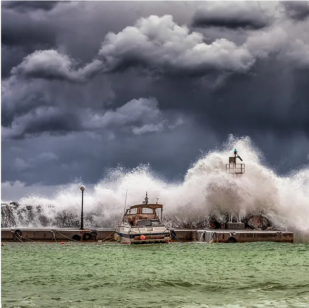 Ondas gigantes atingem uma embarcação durante a tempestade