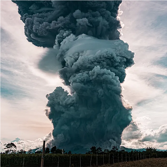 Nuvem densa de tempestade sobre o horizonte