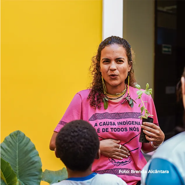 Mulher fala em roda com camiseta “A causa indígena é de todos nós”