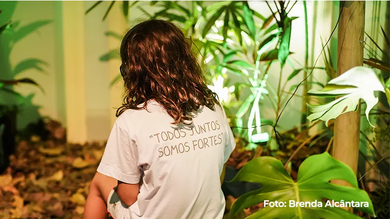 Criança observa a instalação de plantas
