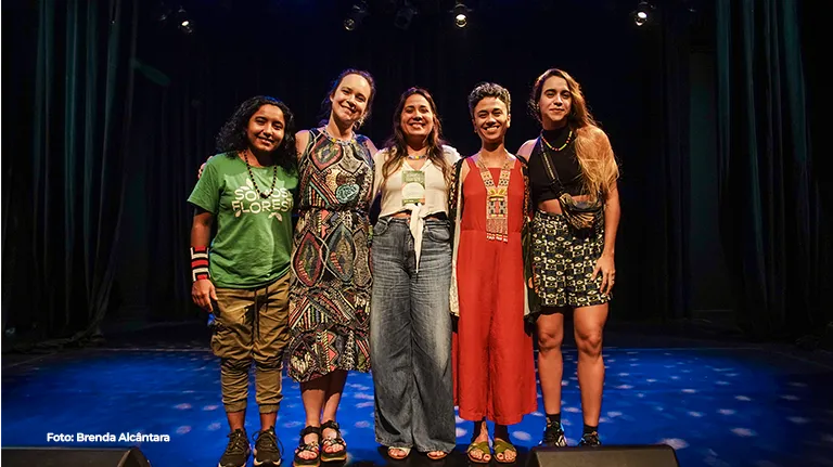 Elenco posa reunido no palco ao fim do espetáculo