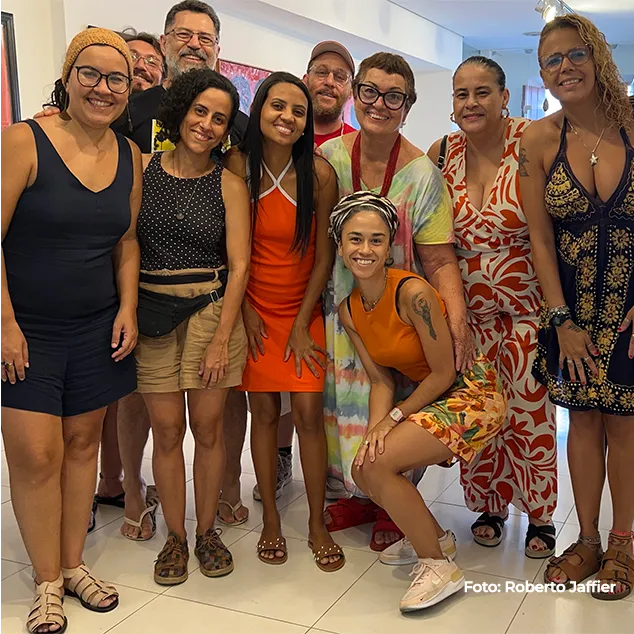 Grupo de participantes posa sorrindo ao final do encontro